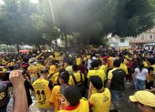 Los hinchas de Barcelona se reunieron desde temprano en las afuera del estadio Monumental para alentar al equipo hasta su salida al Capwell.