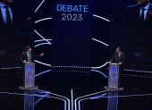 Los candidatos a la Presidencia argentina, el oficialista Sergio Massa (der.) y el libertario Javier Milei, participan en un debate presidencial.