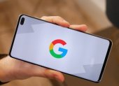 Marca.- En un celular se observa el logo de Google.
