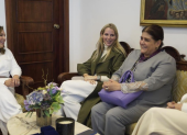 María de Lourdes Alcívar (izquierda) y Lavinia Valbonesi (centro) durante la reunión.