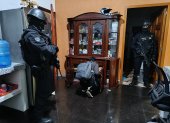 Elementos. Agentes de la Policía y de la Fiscalía recogieron indicios en domicilios y oficinas.