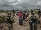 Tumbes. Miembros de la policía de Perú controlan el paso de venezolanos en la frontera con Ecuador.