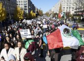 Cientos de inmigrantes y activistas pro inmigrantes marchan hacia la Casa Blanca para exigir al presidente, Joe Biden, que cumpla con su promesa de campaña.