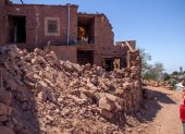 Una persona observa una construcción que quedó afectada tras el terremoto de septiembre de 2023.