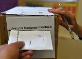 Una persona emite su voto para las elecciones presidenciales, en Buenos Aires (Argentina).