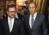 El ministro de Asuntos Exteriores ruso, Sergey Lavrov (R), da la bienvenida al ministro de Asuntos Exteriores de Venezuela, Yvan Gil Pinto (I), durante su reunión en Moscú, Rusia, el 16 de noviembre de 2023. (Rusia, Moscú)