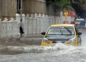 Un automóvil fue registrado este miércoles, 15 de enero, al transitar por una calle inundada, debido a las lluvias, en La Habana (Cuba).