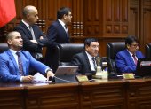 Fotografía cedida por el Congreso de Perú que muestra a su presidente, Alejandro Soto Reyes (c), durante un momento de la sesión de hoy, en Lima (Perú).