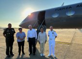 El mandatario mexicano Andrés Manuel López Obrador (c), antes de abordar una aeronave rumbo a Acapulco, hoy, en la Ciudad de México (México).