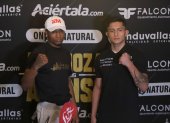 El tricolor Alexander Espinoza (i) y el mexicano Néstor Alonso (d) están listos para enfrentarse en una combate a ocho asaltos.