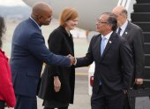 El mandatario Gustavo Petro (d), saluda al embajador de Colombia en Estados Unidos, Luis Gilberto Murillo (i), a su llegada a San Francisco (California, EE.UU.).