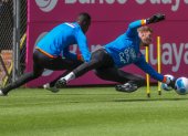 El arquero Javier Burrai (c) participa en un entrenamiento hoy, en la Casa de la Selección, en Quito (Ecuador).