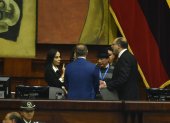 Marcela Holguín (i) y el presidente de la Asamblea, Henry Kronfle, previo al inicio de la sesión.