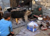 Pobreza. Una mujer  hace pan artesanal en una localidad de la Franja de Gaza, en una imagen de archivo