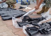 Armamento tipo fusiles AK, M4, R15, pistolas y alimentadoras se encontró en los bultos arrojados al mar.