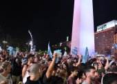 Concentración. Simpatizantes de Javier Milei celebran su triunfo, en el Obelisco de Buenos Aires.