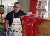 Jorge Esteban Vivanco decoró su panadería con los colores de Chile.
