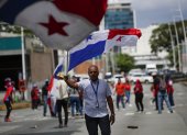 Un hombre agita una bandera nacional como protesta en rechazo al contrato entre el Estado y Minera Panamá, subsidiaria de la canadiense First Quantum Minerals, hoy, en Ciudad de Panamá (Panamá).