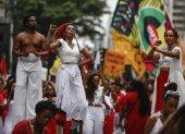 Personas participan en las festividades del Día de la Conciencia Negra hoy, en la avenida Paulista, en São Paulo (Brasil).