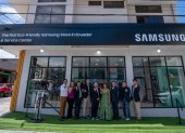 Jorge Noboa y esposa, gerentes de tienda Samsung en Galápagos; Mr. Antonio Cho, presidente de Samsung Ecuador; Hong Sang Jo, presidente de Samsung Latinoamérica; Fanny Uribe, alcaldesa de Santa Cruz-Galápagos; Zezinho, presidente de Samsung Centroamérica y el Caribe, entre otros.