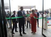 Juan José Yúnez, alcalde de Samborondón, y Elena de Sonnenholzner cortan la cinta y declaran inaugurada la planta empresarial.