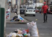 Basura. Varios sectores del cantón amanecieron con pilas de fundas de basura en las esquinas y afuera de las casas.