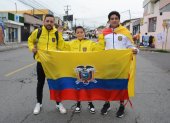 Juan Fernando (i) y  Dylan Ávila (c)  y Ariel Concce (d) llegaron desde Cuenca para ver por primera vez un partido de la Tricolor.