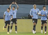 Darwin Núñez (2-i) de Uruguay celebra su tanto en la goleada 3-0 ante Bolivia.