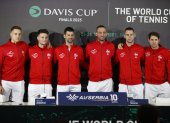 El número uno del tenis mundial, Novak Djokovic (3i), posando junto sus compañeros del equipo de Serbia, Hamad Medjedovic, Miomir Kecmanovic,Viktor Troicki, Laszlo Djere y Dusan Lajovic (izq a dcha), que debutará ante Gran Bretaña en las finales de la Copa Davis 2023.
