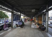 Migrantes permanecen en tiendas de campaña en una estación de transporte público fuera de servicio, el 21 de noviembre de 2023, en Tegucigalpa (Honduras).