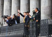 El presidente de Ecuador, Daniel Noboa, saluda desde el Palacio de Gobierno hoy, en Quito (Ecuador).