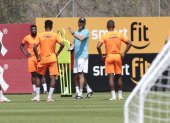 Dte Felix Sanchez dirige el entrenamiento de la selección previo al partido contra Chile, en la casa de la selección.