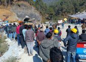 Trabajadores de rescate cerca del túnel colapsado hace doce días donde están atrapados 41 obreros en Uttarkashi, en el norte de la India.