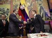 Aliados. Henry Kronfle y Daniel Noboa se saludan tras el breve y poco significativo discurso de investidura del nuevo presidente de la República.