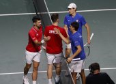 Los jugadores de la selección de Italia de tenis Jannik Sinner y Lorenzo Sonego (d) tras el saludo con los jugadores de Serbia Novak Djokovic y Miomir Kecmanovic.