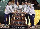 El equipo italiano celebra con el trofeo la consecución de la Copa Davis, este domingo 26 de noviembre en el Palacio de Deportes José María Martín Carpena de Málaga.