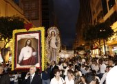 Acto. Grupos religiosos se reúnen con cuadros del Corazón de Jesús.