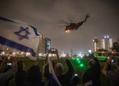 La gente anima mientras un helicóptero del ejército israelí transporta a rehenes israelíes recientemente liberados en el Centro Médico Infantil Schneider en Petah Tikva, en las afueras de Tel Aviv, Israel, 26 de noviembre de 2023.