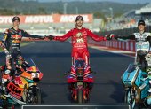Los campeones del mundo de Moto GP, Pecco Bagnaia (c), Moto 2 , Pedro Acosta (i) y Moto 3, Jaume Masià (d) posan en la pista del circuito Ricardo Tormo, en Cheste (Valencia) tras la última prueba del mundial.