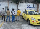 Acto. Policía indaga a los detenidos que amedrentan a taxistas.