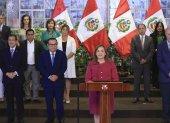 La presidenta, Dina Boluarte (c), durante un discurso televisado junto a miembros de su gabinete de Gobierno.