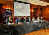 Los representantes de Cortes, en rueda de prensa, este 28 de noviembre en Quito.