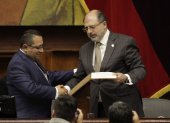 Sesión. Mauricio Torres (izq.) recibió ayer de Henry Kronfle, presidente de la Asamblea, su nombramiento.