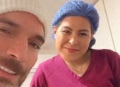 Julián Gil con su doctora.