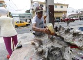 Monigoteros. El artesano Hugo Cruz añade almidón sobre una figura.