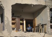 Un palestino cocina en su apartamento destruido en el campo de refugiados Al Nusairat, este miércoles en la Franja de Gaza.