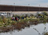 Migrantes pernoctan en las cercanías de la frontera con Estados Unidos este jueves 30 de noviembre de 2023 en Ciudad Juárez, en el estado de Chihuahua (México).