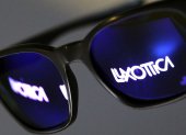 El nombre de Luxottica se refleja en un par de gafas de sol
