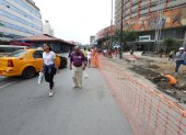 Transeúntes. Los peatones deben caminar casi en media calle y sortear vehículos, debido al cierre de un tramo de Noguchi y avenida Olmedo ante la falta de señaléticas y conos.