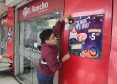 El Rancho. Un trabajador pone un cartel que informa sobre las opciones que hay para separar ingredientes para la cena.